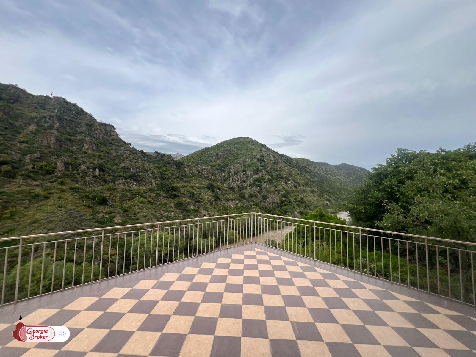 nearly repaired 8-room house for rent